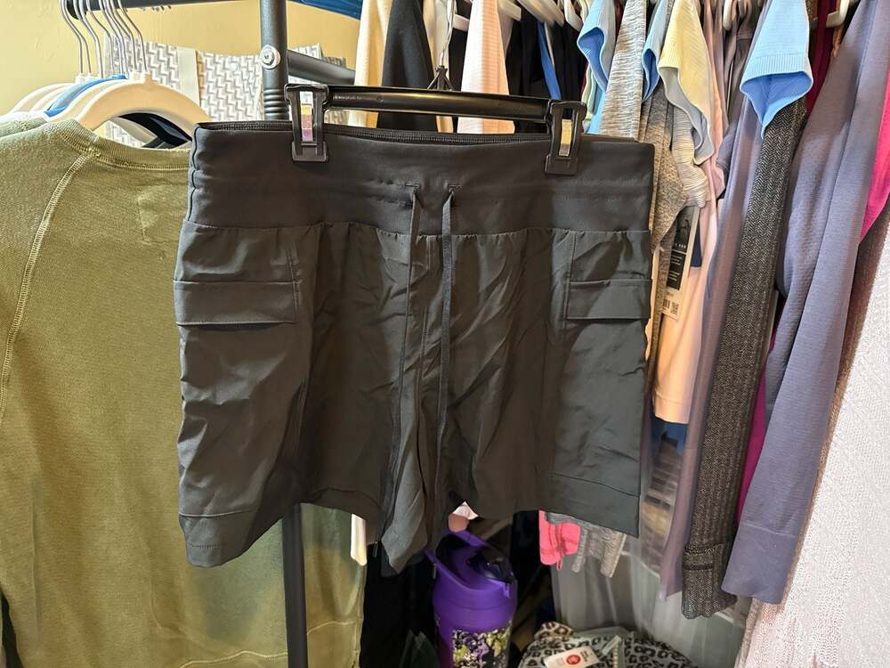 CALIA Women's Journey Collection TrueLight Cargo Mid-Rise Shorts Pure Black